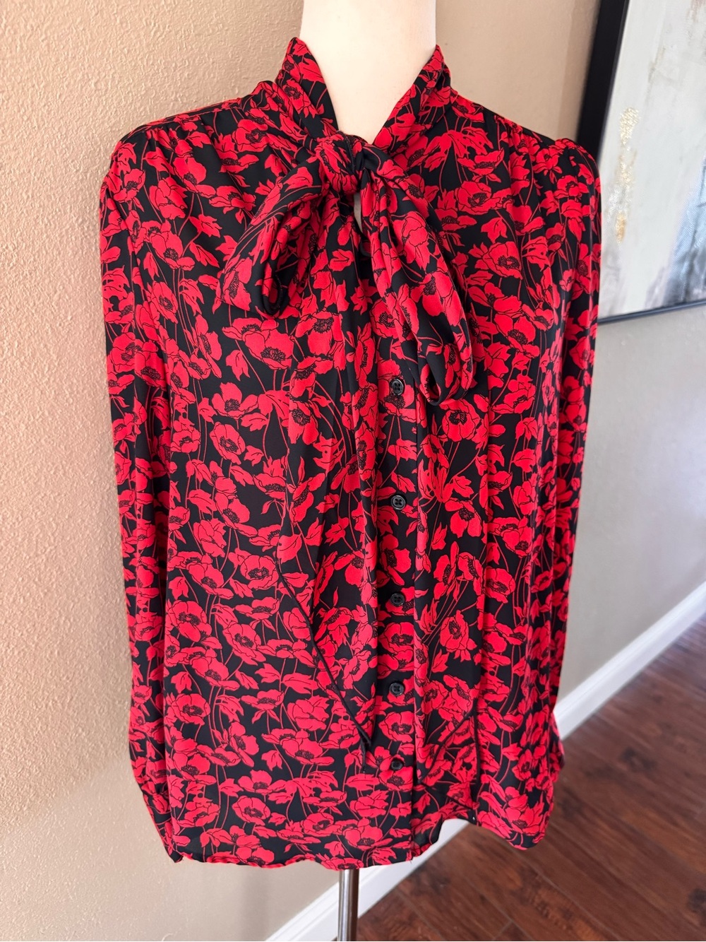 Who What Wear Red Floral Tie-Neck Blouse on Black - Picture 3 of 11
